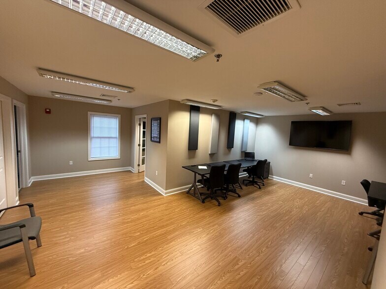 More Photos Of 127 Rockingham Rd, Windham Office For Lease