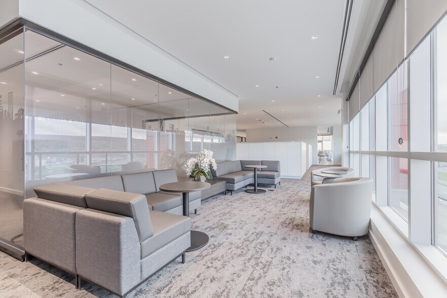 More Photos Of 13 Windward Dr, Grimsby Medical For Lease