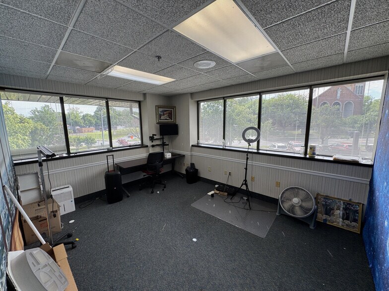 More Photos Of 560 Riverside Dr, Salisbury Medical For Sale