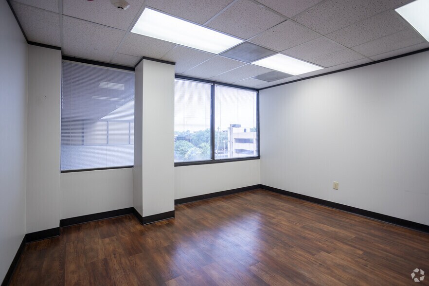 More Photos Of 2400 Augusta Dr, Houston Office For Lease