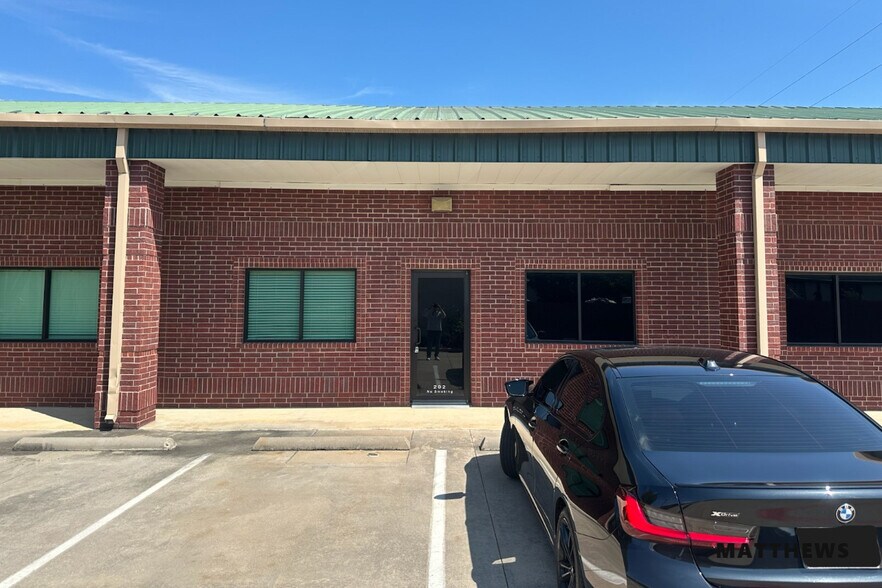 More Photos Of 519 Bennett Ln, Lewisville Flex For Sale