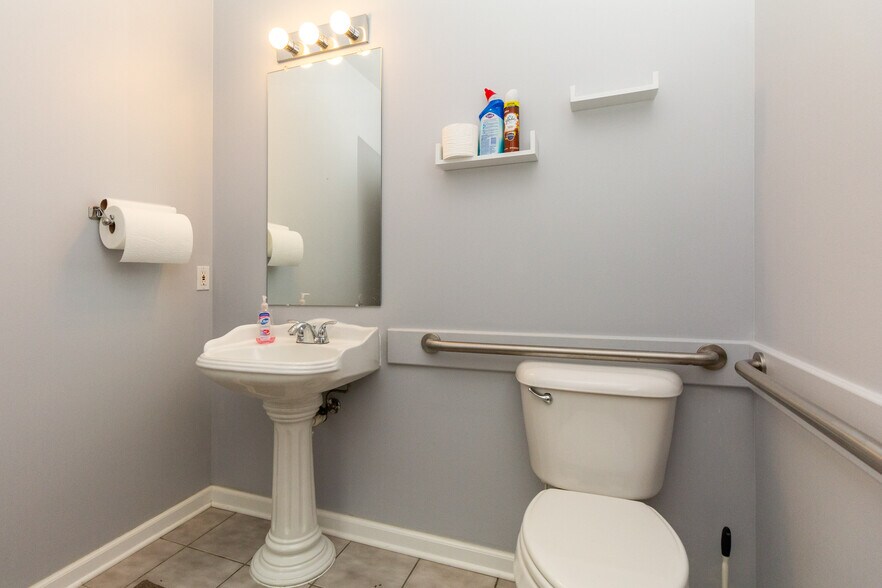 More Photos Of 208 W Highland Rd, Highland Medical For Sale