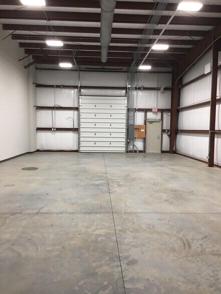 More Photos Of 123 Poplar Pointe Dr, Mooresville Flex For Lease