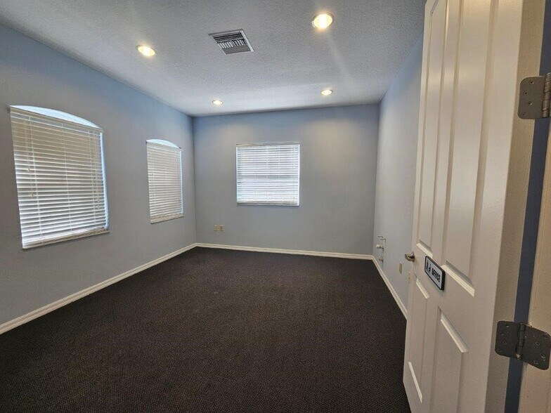 More Photos Of 13047 W Linebaugh Ave, Tampa Medical For Lease