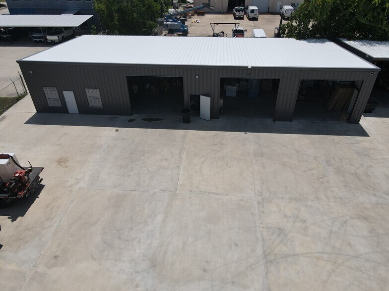 More Photos Of 17130 Groeschke Rd, Houston Warehouse For Lease