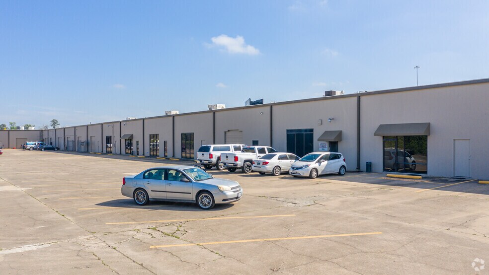 More Photos Of 14655 Northwest Fwy, Houston Showroom For Lease