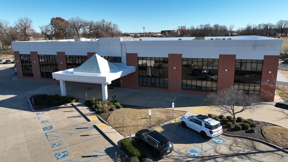 More Photos Of 519 Latham Dr, Lowell Medical For Sale