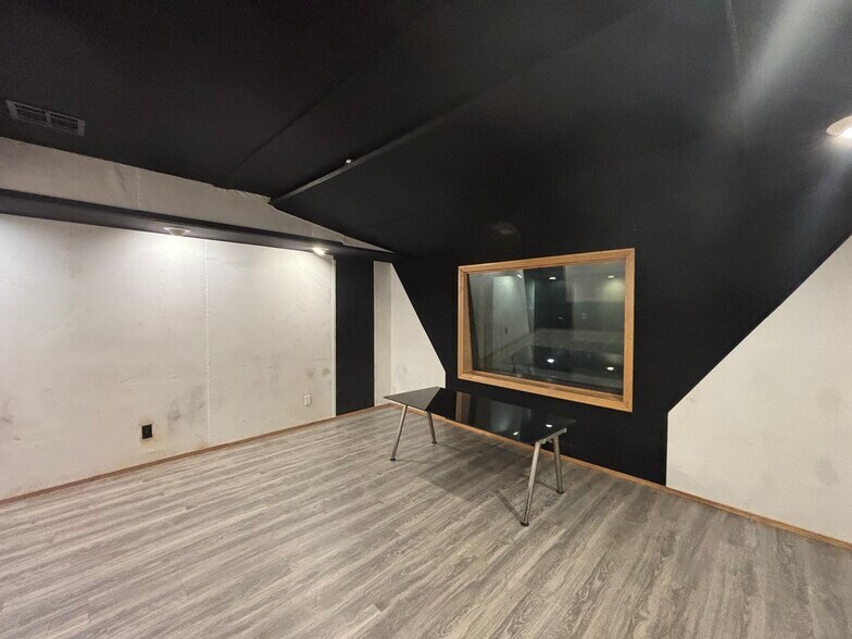 More Photos Of 10843 Burbank Blvd, North Hollywood Office For Lease