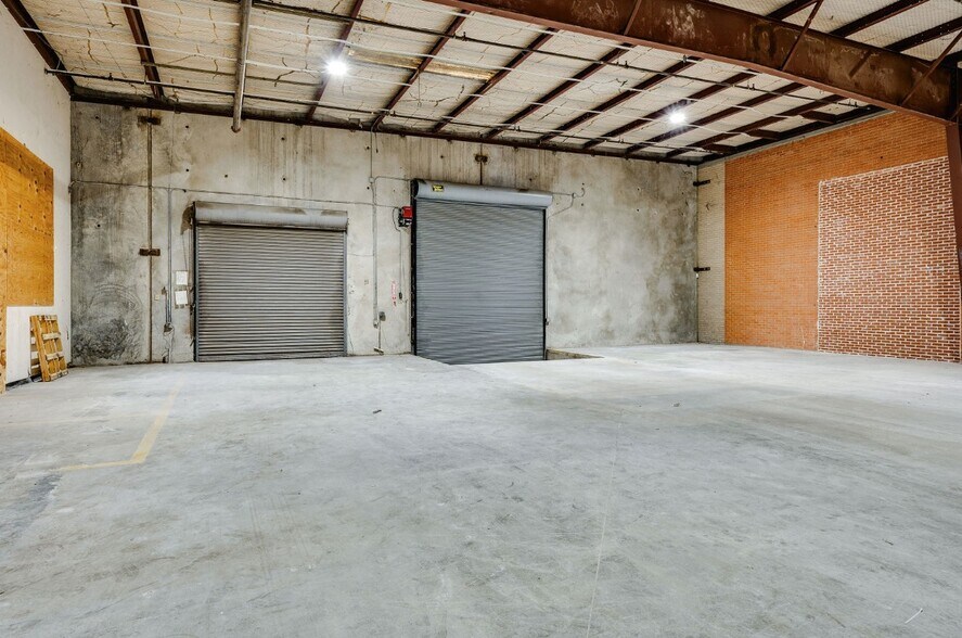 More Photos Of 740 Regal Row, Dallas Warehouse For Lease
