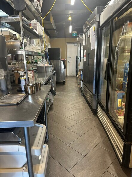 More Photos Of 3066A Hurontario St, Mississauga General Retail For Lease