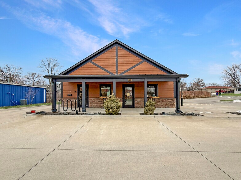 Primary Photo Of 910 E 2nd Ave, Indianola Restaurant For Sale