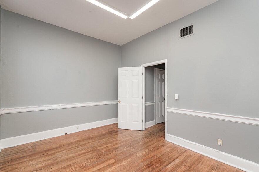 More Photos Of 826 Caroline St, Fredericksburg Storefront Retail Office For Lease