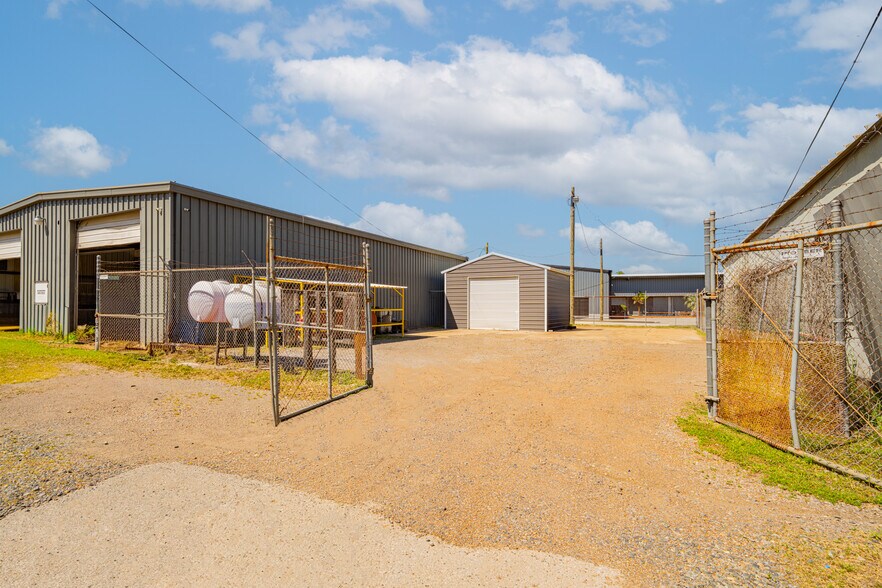 More Photos Of 118 Industrial Blvd, Kilgore Flex For Lease