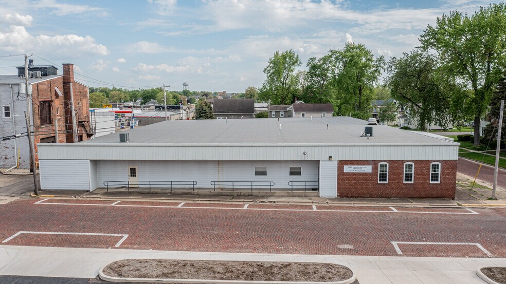 More Photos Of 825 N Pleasant St, Princeton Flex For Sale