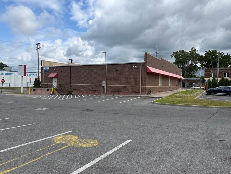 More Photos Of 2826 S Salina St, Syracuse Freestanding For Lease