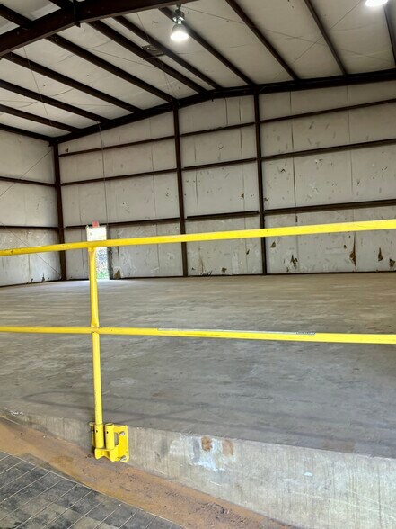 More Photos Of 2340 W R Larson Rd, San Antonio Manufacturing For Lease