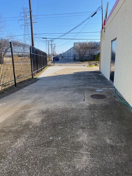 More Photos Of 11061 Shady Trl, Dallas Showroom For Lease