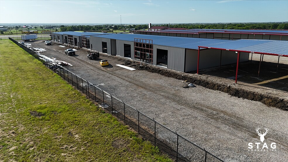 More Photos Of 13676 Interstate 35, Valley View Unknown For Lease