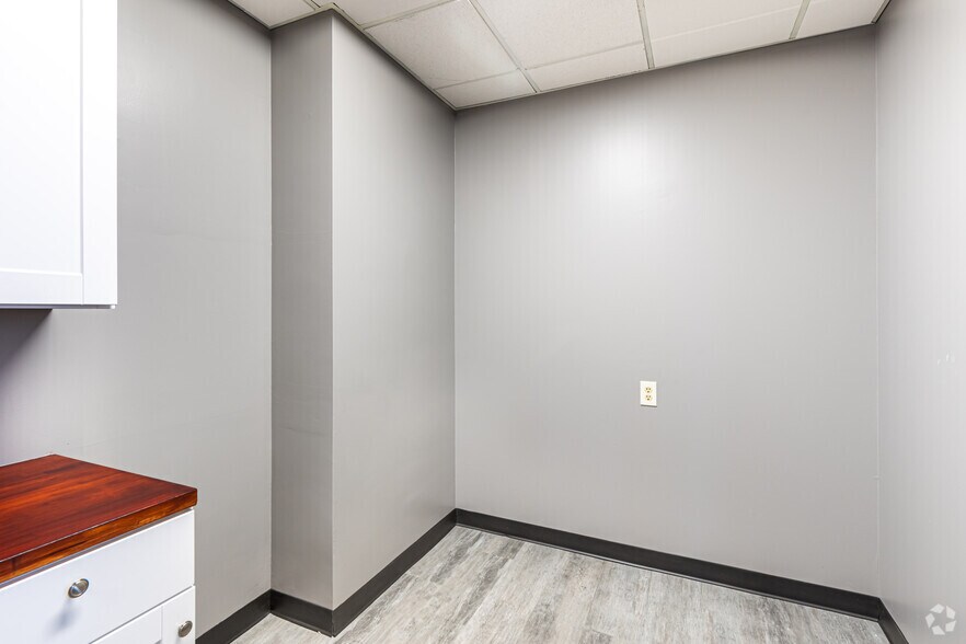 More Photos Of 4240 Blue Ridge Blvd, Kansas City Office For Sale