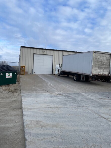 More Photos Of 2800 SE Enterprise Dr, Grimes Warehouse For Lease