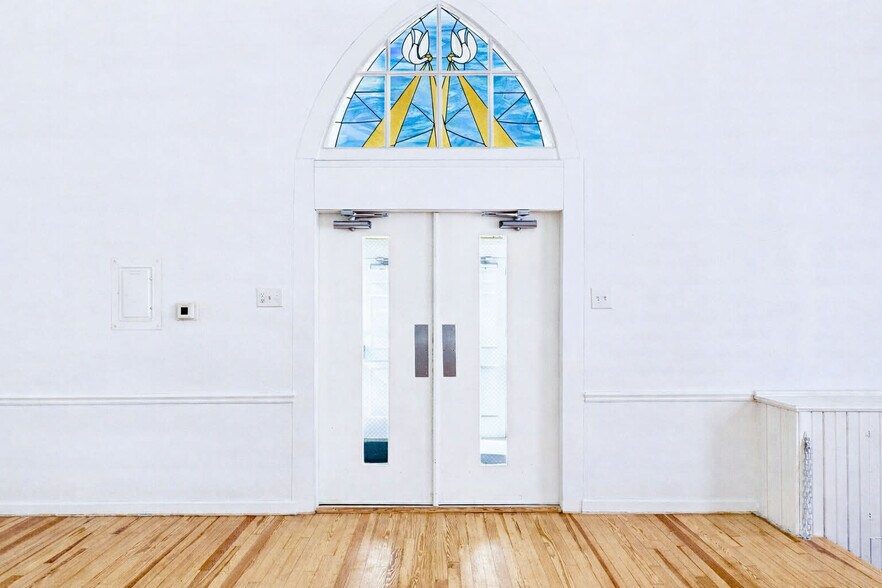 More Photos Of 407 Jacob St, Saint Jacob Specialty For Sale