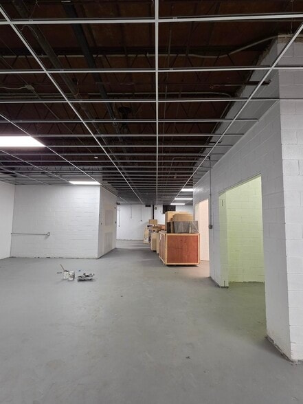 More Photos Of 1071 Waveland Ave, Franklin Park Warehouse For Sale