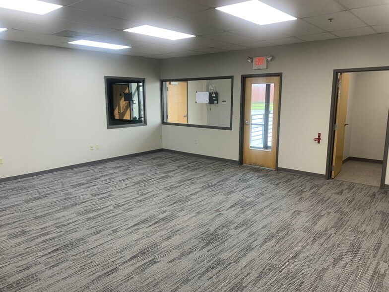 More Photos Of 8801-8860 Seeger Industrial Dr, Saint Louis Warehouse For Lease