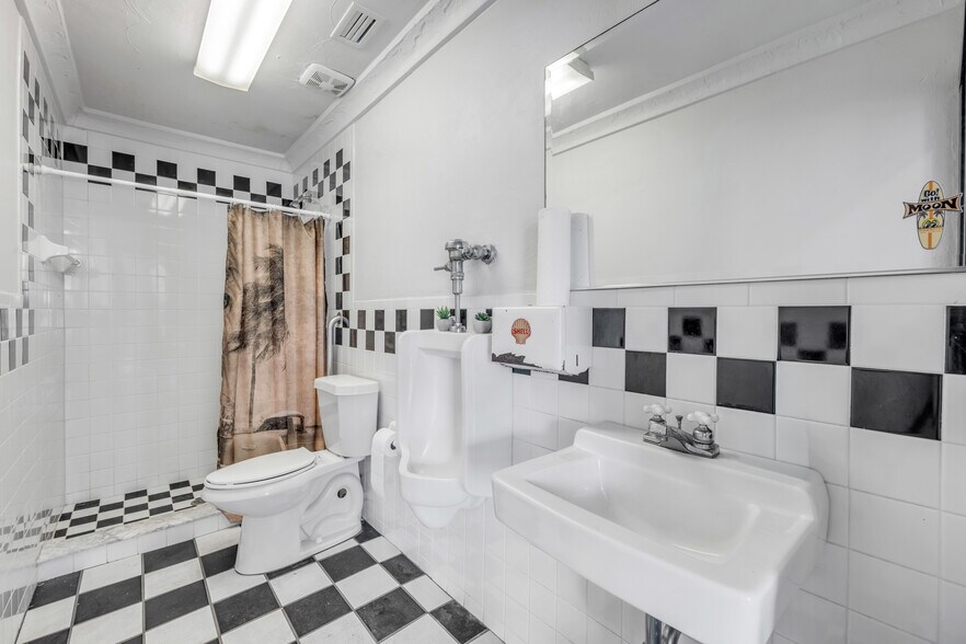 More Photos Of 208 Magnolia St, New Smyrna Beach Auto Repair For Sale