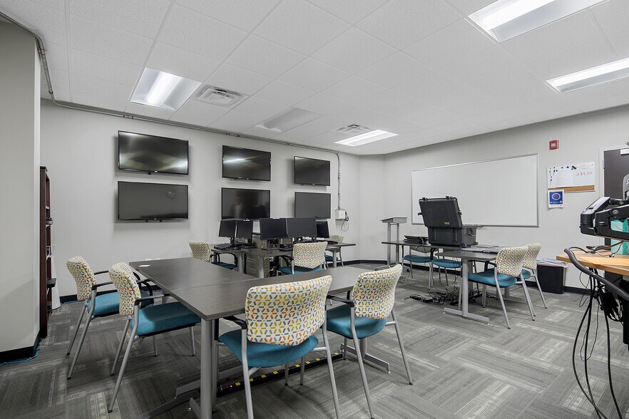 More Photos Of 2847 Bridgewood Dr, Fayetteville Office For Sale