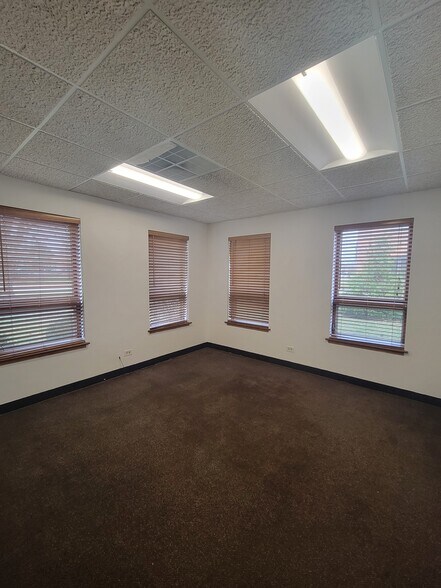 More Photos Of 290 Telser Rd, Lake Zurich Warehouse For Lease