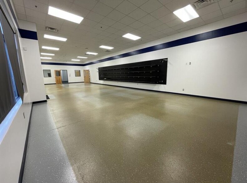 More Photos Of 615 McGee Rd, Anderson Showroom For Lease