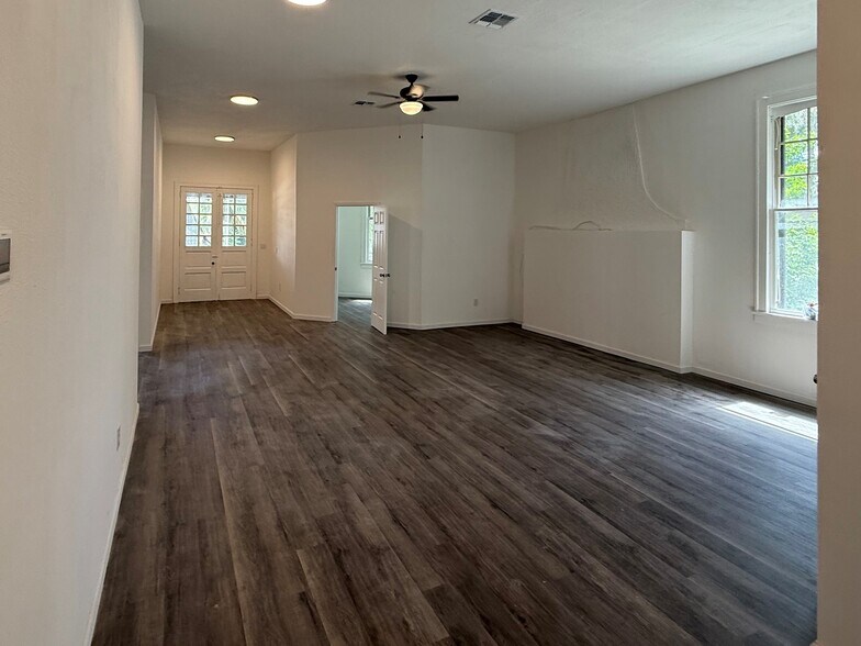 More Photos Of 18-20 E Pleasant St, Avon Park Religious Facility For Lease