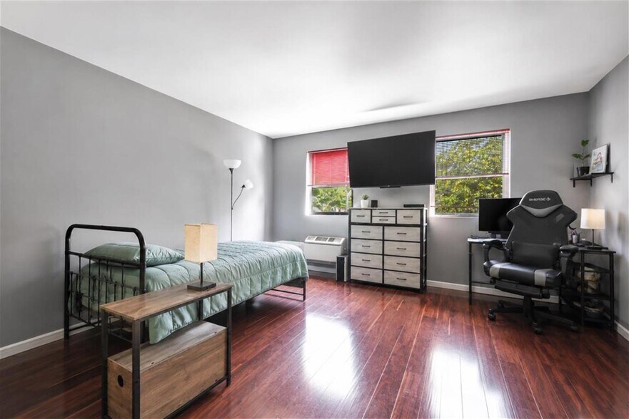 More Photos Of 10717 Metropolitan Ave, Forest Hills Flex For Sale