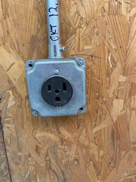 More Photos Of 629 National Dr, Rockwall Warehouse For Lease