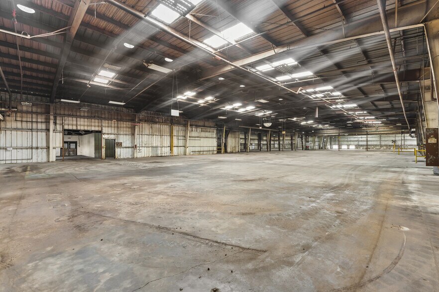 More Photos Of 1812 E Duncan St, Tyler Manufacturing For Lease
