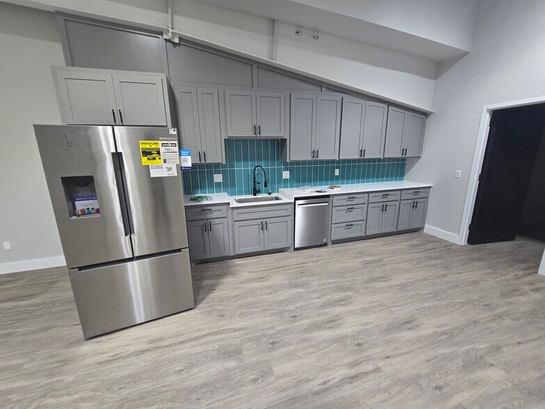 More Photos Of 3725 NE 104th St, Oklahoma City Light Distribution For Lease