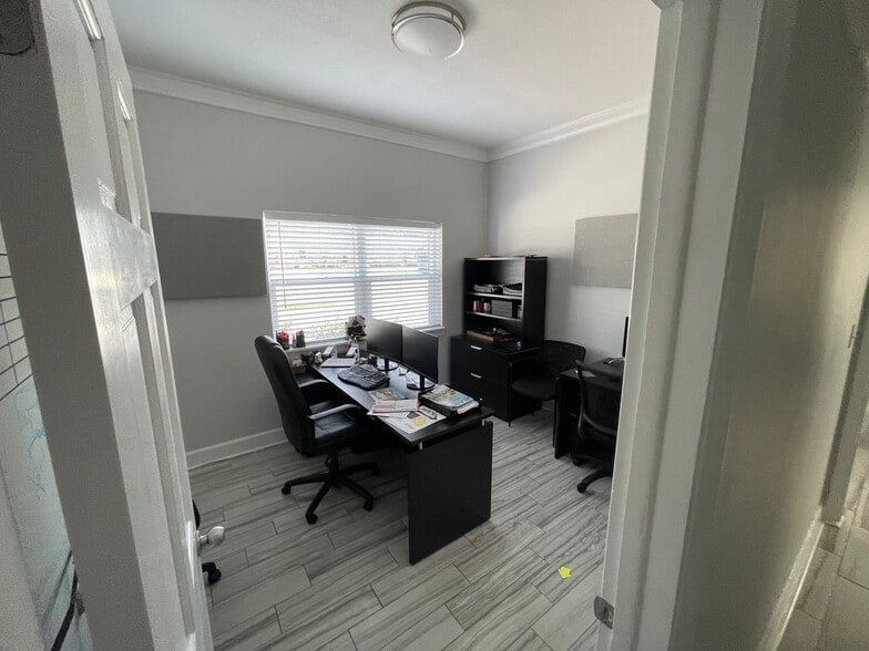 More Photos Of 1924 University Blvd W, Jacksonville Loft Creative Space For Lease