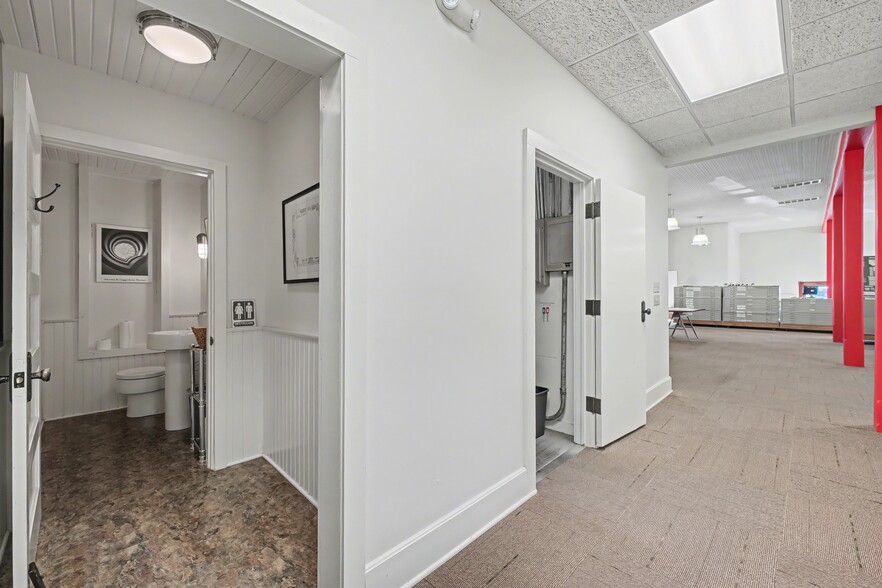 More Photos Of 116B W Walnut St, Rogers Office For Lease