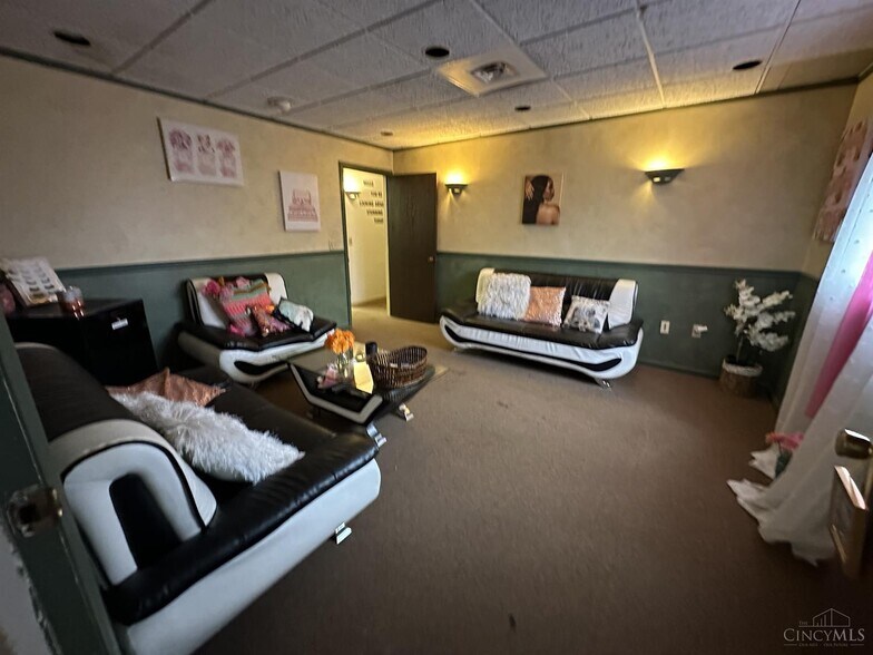 More Photos Of 2010-2040 Anderson Ferry Rd, Cincinnati Unknown For Lease