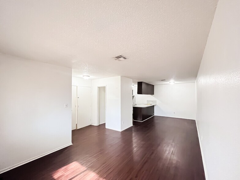 More Photos Of 800 Pine St, Hearne Apartments For Sale