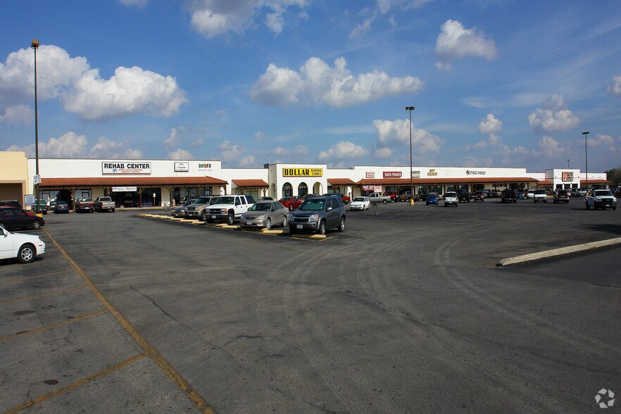 More Photos Of 540 10th St, Floresville Storefront For Lease