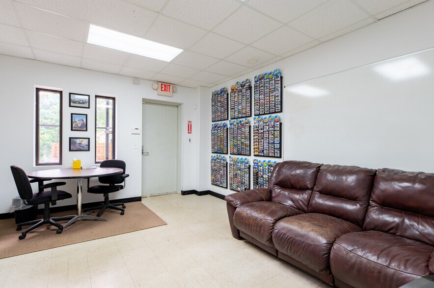 More Photos Of 70 N Gwinnett St, Buford Showroom For Sale