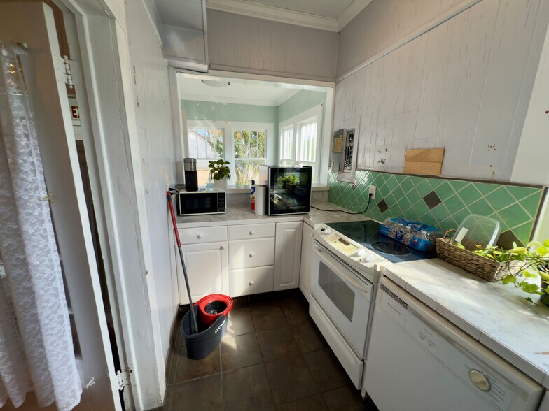 More Photos Of 824 E La Rua St, Pensacola Freestanding For Sale