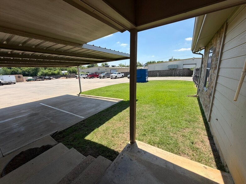 More Photos Of 414 N Kealy Ave, Lewisville Office For Sale