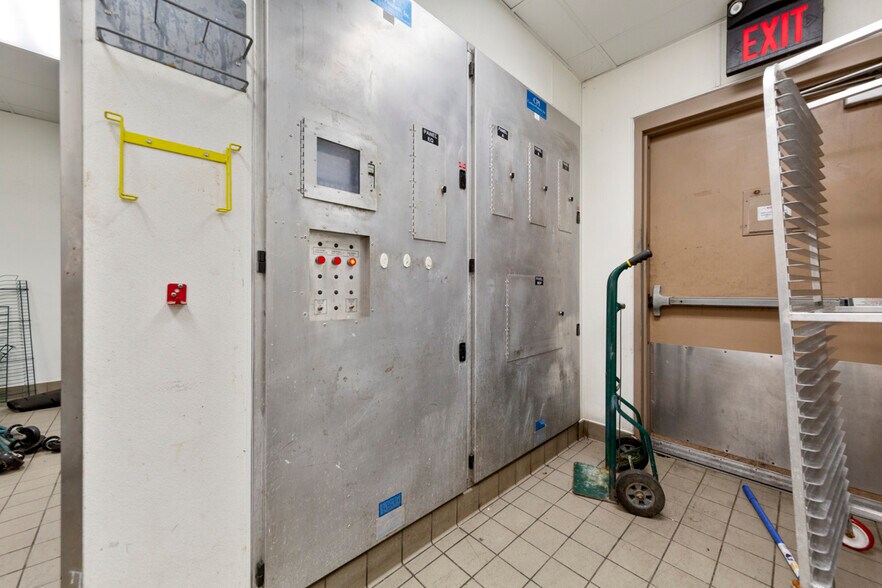 More Photos Of 101 W Lind St, Mankato Fast Food For Sale