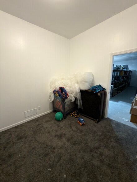 More Photos Of 205 Wiley ave, Washington General Retail For Sale