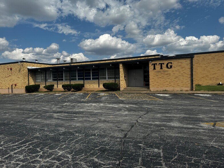 More Photos Of 702 S Carnation Rd, Aurora Manufacturing For Sale