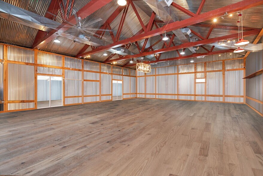 More Photos Of 517 E Brazos Ave, West Columbia Freestanding For Sale