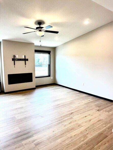 More Photos Of 725 Glacier Dr, Altoona Apartments For Sale