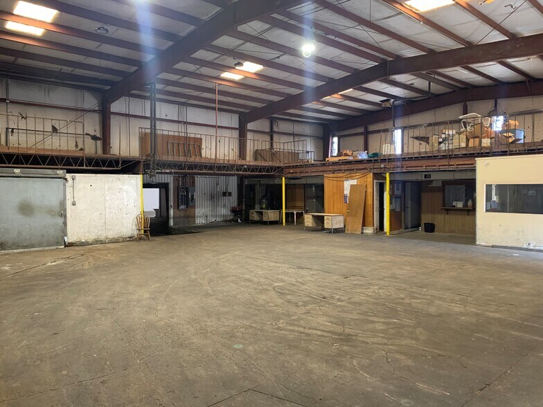 More Photos Of 1915 Airline Dr, Houston Warehouse For Lease